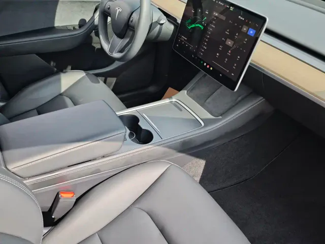 Tesla Model Y — Фото автомобиля 15