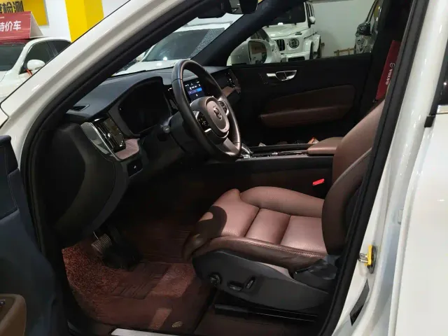 Volvo XC60 — Фото автомобиля 8