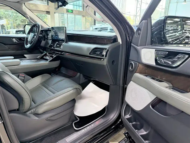 Lincoln Navigator — Фото автомобиля 17