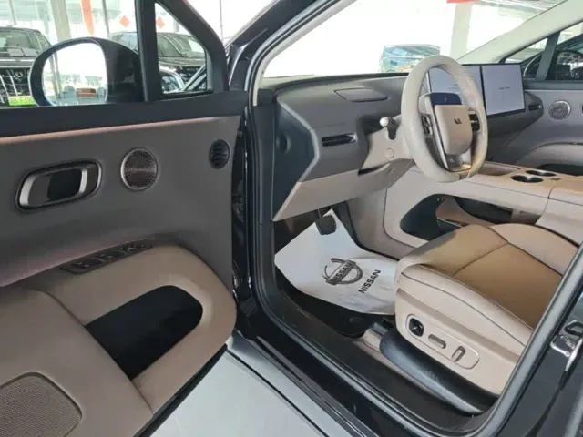 Li Auto i8 — Фото автомобиля 15
