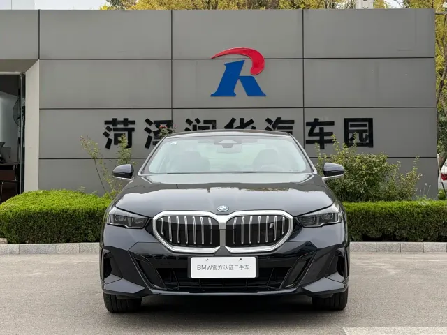 Фотография автомобиля — BMW i5