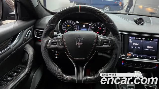 Maserati Levante — Фото автомобиля 13
