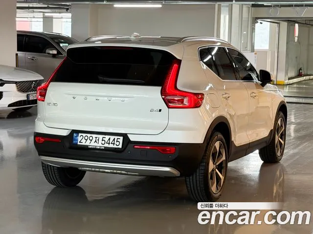 Volvo XC40 — Фото автомобиля 2