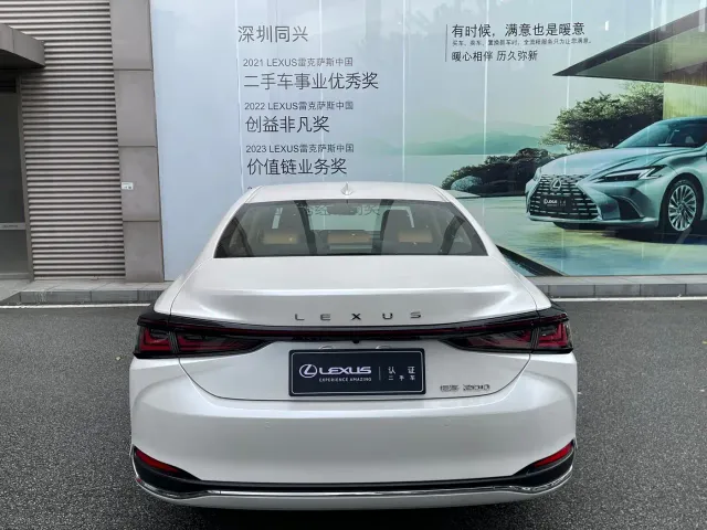 Lexus ES — Фото автомобиля 18