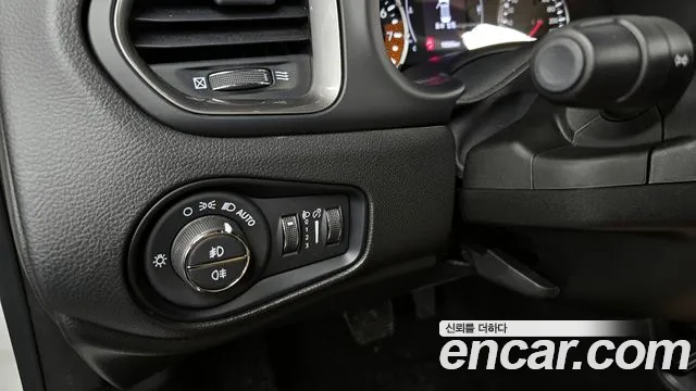 Jeep Renegade — Фото автомобиля 14