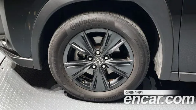 Lexus UX — Фото автомобиля 5