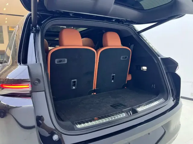 Li Auto L8 — Фото автомобиля 14