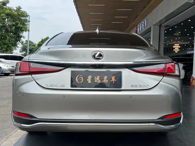 Lexus ES — Фото автомобиля 18