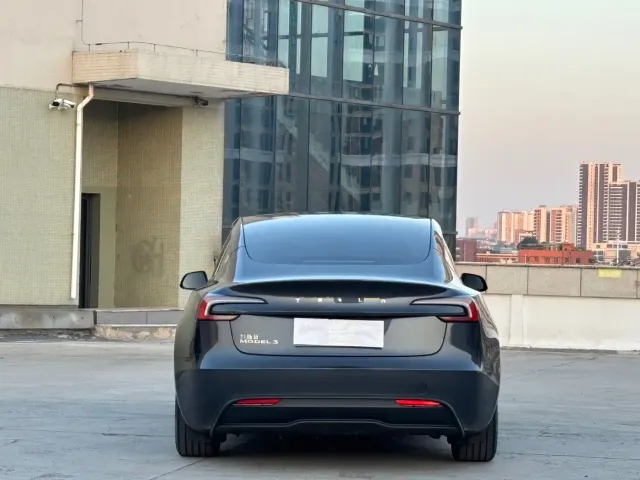 Tesla Model 3 — Фото автомобиля 11