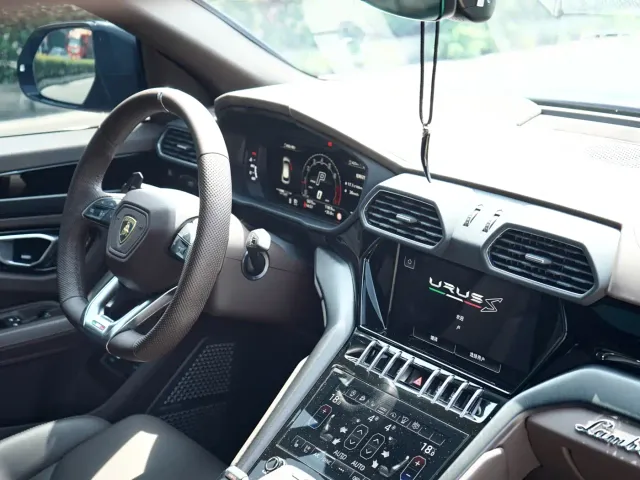 Lamborghini Urus — Фото автомобиля 11