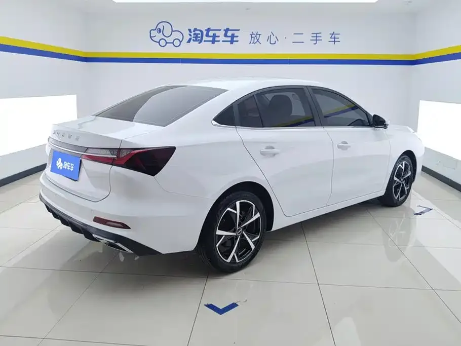 Roewe Roewe i5 2023 1.5L CVT Honor Edition — Фото автомобиля 3