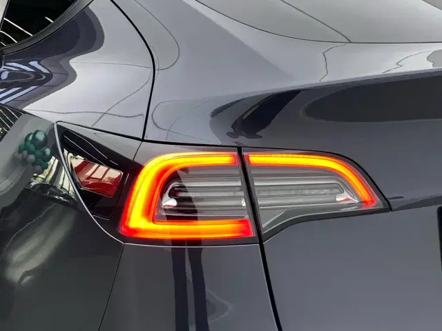 Tesla Model Y — Фото автомобиля 12
