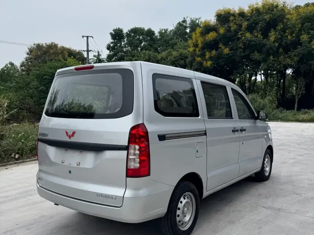 Wuling Hongguang V — Фото автомобиля 4