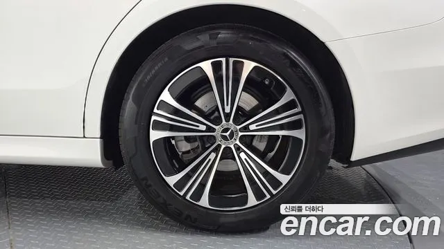 Mercedes-Benz E-Class — Фото автомобиля 21