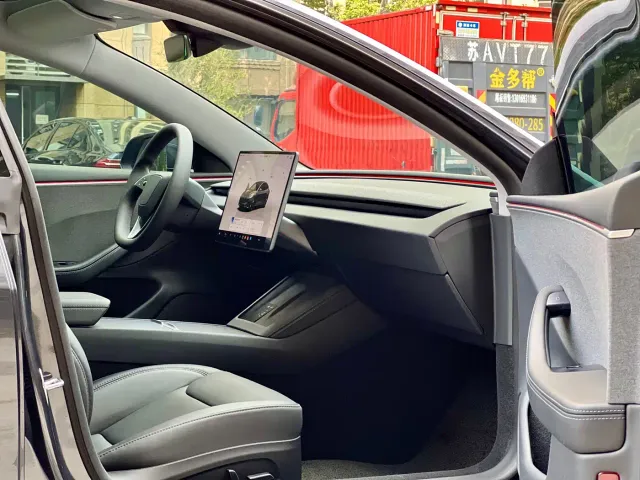 Tesla Model 3 — Фото автомобиля 18