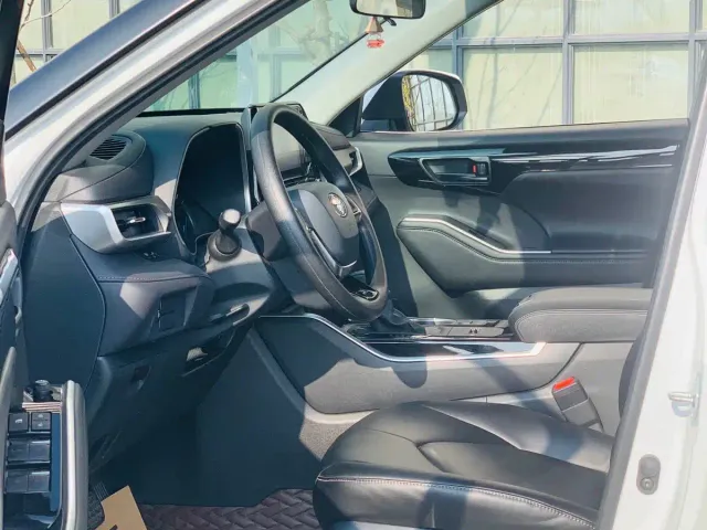 Toyota Highlander — Фото автомобиля 12