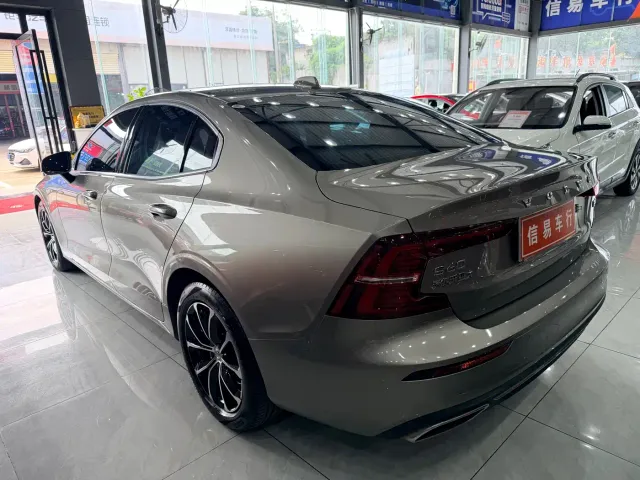 Volvo S60 — Фото автомобиля 5