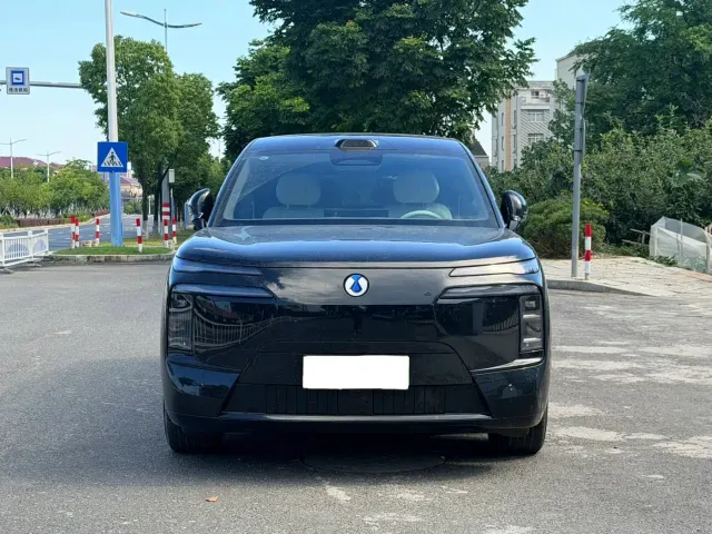 Denza N8L — Фото автомобиля 2