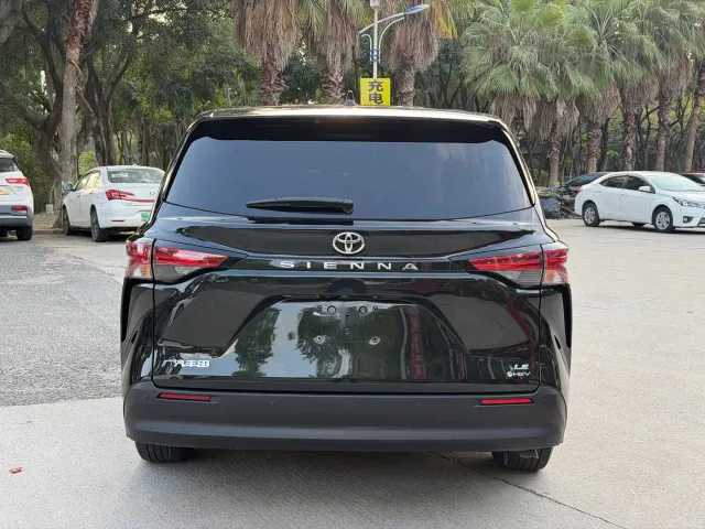 Toyota Sienna — Фото автомобиля 8