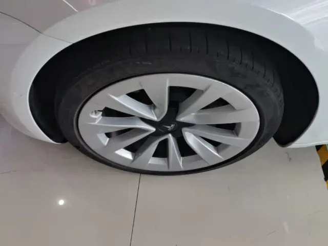 Tesla Model 3 — Фото автомобиля 22