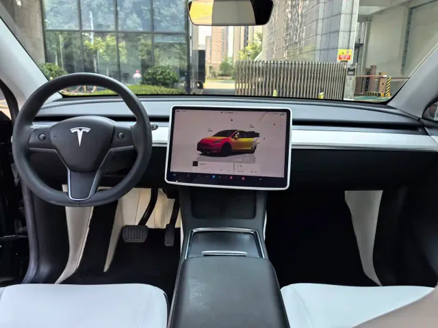Tesla Model Y — Фото автомобиля 8
