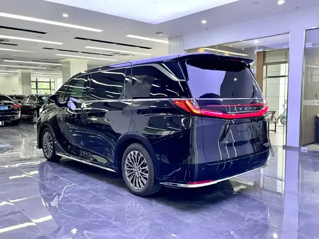 Lexus LM — Фото автомобиля 4