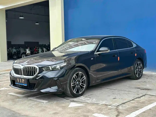 Фотография автомобиля — BMW 5 Series