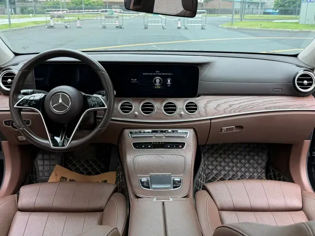 Mercedes-Benz E-Class — Фото автомобиля 4