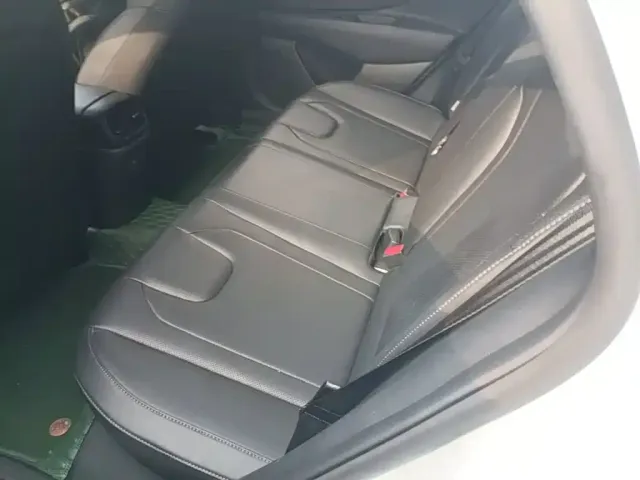 Hyundai Elantra 2022 1.5L CVT LUX Premium Edition — Фото автомобиля 16