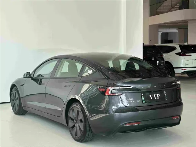 Tesla Model 3 — Фото автомобиля 5
