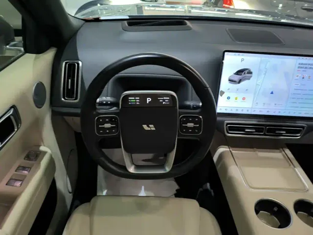 Li Auto L9 — Фото автомобиля 10