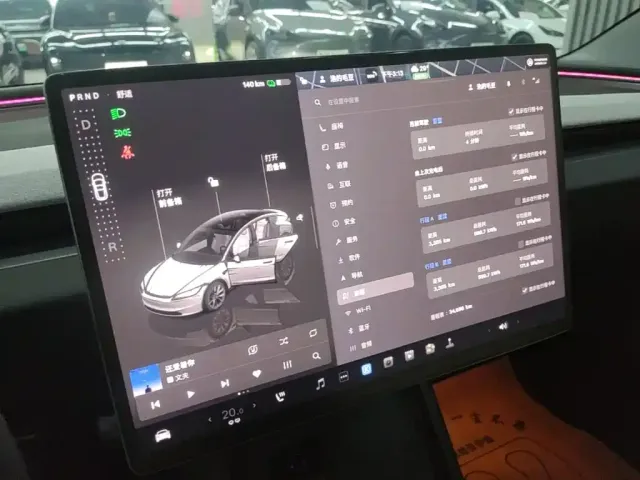 Tesla Model 3 — Фото автомобиля 12