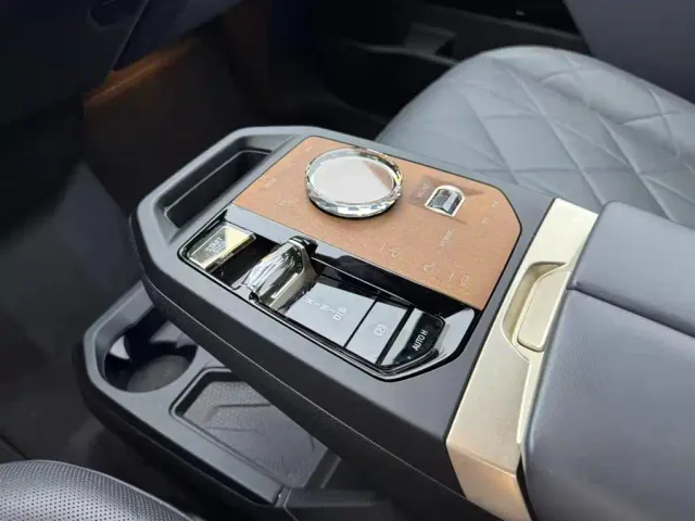 BMW iX M60 — Фото автомобиля 11
