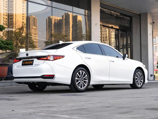 Lexus ES — Фото автомобиля 3