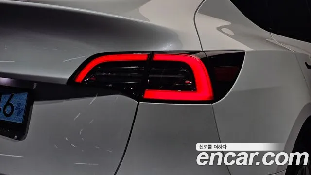 Tesla Model Y — Фото автомобиля 23