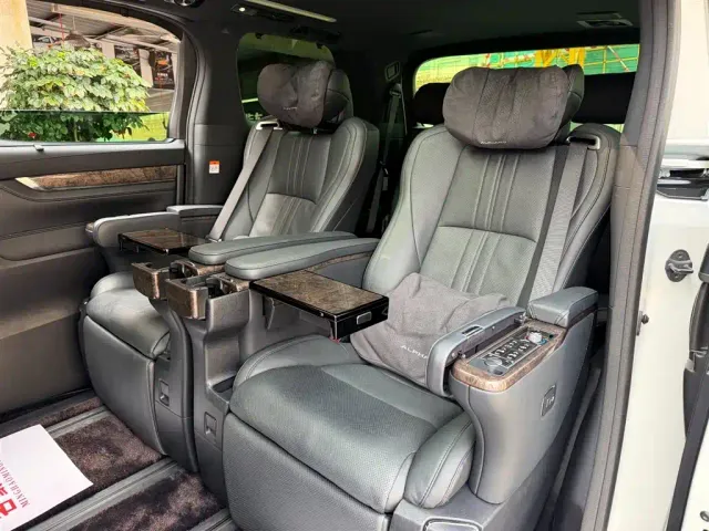 Toyota Alphard — Фото автомобиля 12