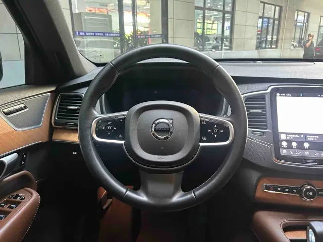 Volvo XC90 — Фото автомобиля 9