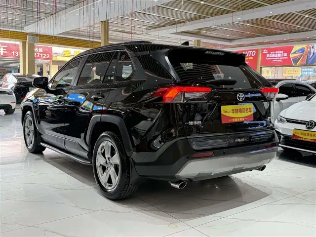 Toyota RAV4 — Фото автомобиля 4
