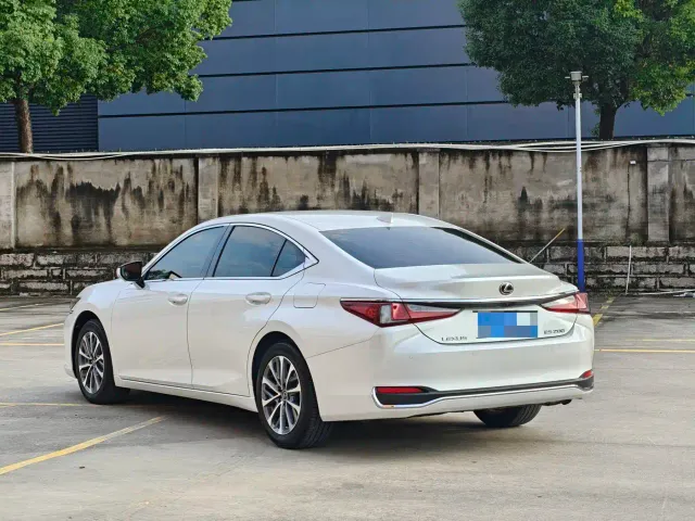 Lexus ES — Фото автомобиля 6