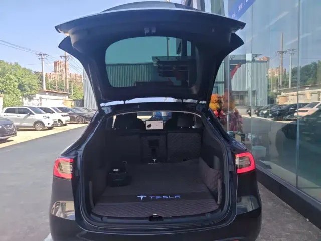 Tesla Model Y — Фото автомобиля 18