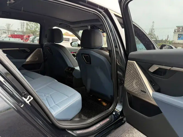 BMW 5 Series — Фото автомобиля 11