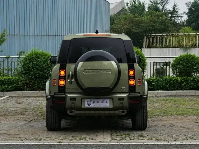 Land Rover Defender — Фото автомобиля 8