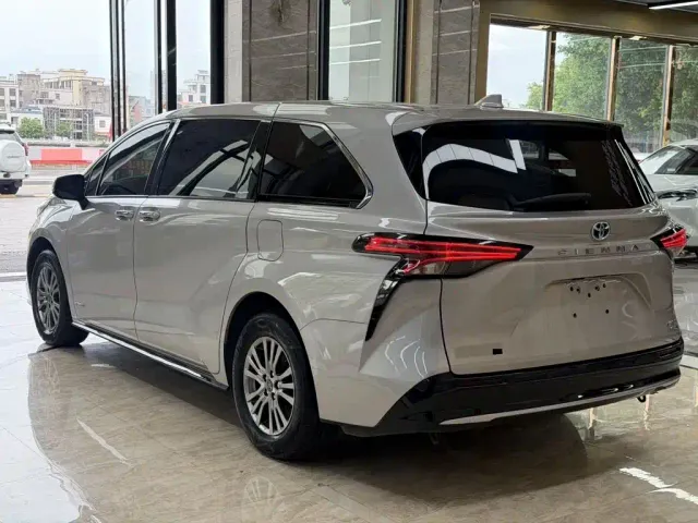 Toyota Sienna — Фото автомобиля 6