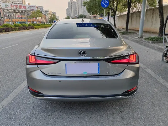 Lexus ES — Фото автомобиля 5