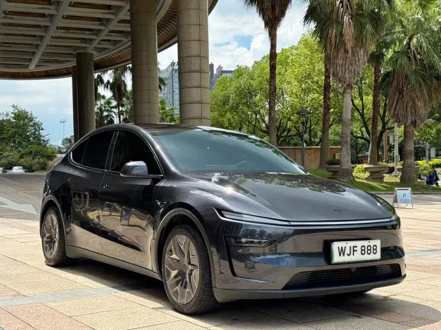 Tesla Model Y L — Фото автомобиля 3