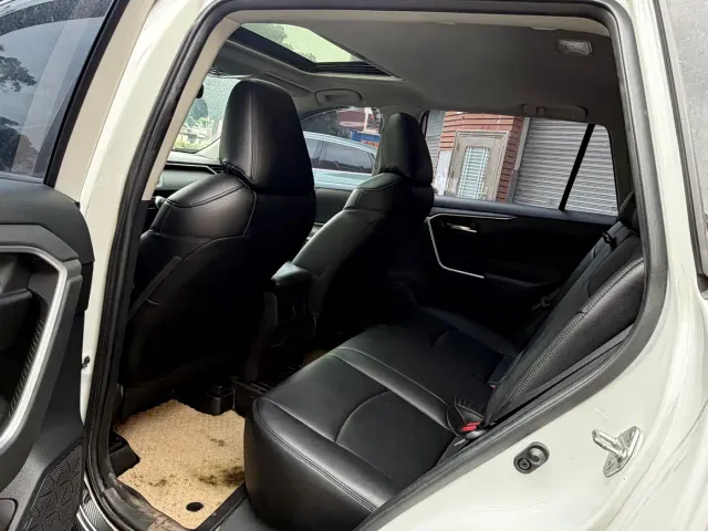 Toyota RAV4 — Фото автомобиля 8