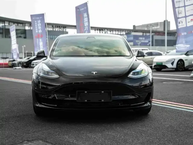 Tesla Model 3 — Фото автомобиля 2