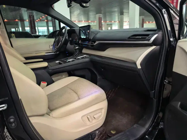 Toyota Sienna — Фото автомобиля 17