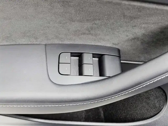 Tesla Model Y — Фото автомобиля 9