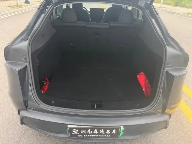 Tesla Model Y — Фото автомобиля 13